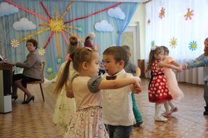 Малыши сада №1 поздравили мам и бабушек с 8 марта