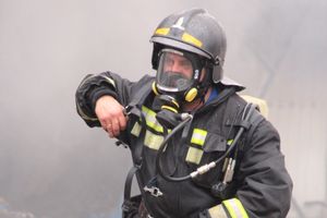 В Великих Луках на ул. Ползунова горит дом (ФОТО)