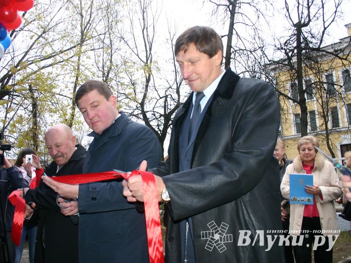 Глава города Великие Луки Виктор Волынцев, губернатор Псковской области Андрей Турчак, глава администрации города Николай Козловский перерезают красную ленточку