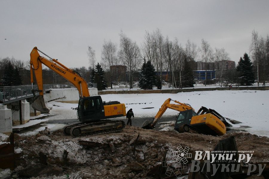 Падение экскаватора в воду рабочие назвали «штатной ситуацией»