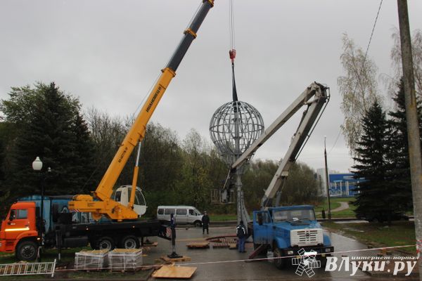 Знак воздухоплаванию устанавливают в Великих Луках (ФОТО)