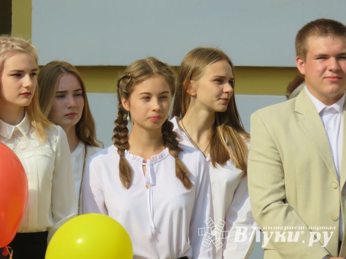 1 сентября в школах Великих Лук прошли Торжественные линейки (ФОТО)