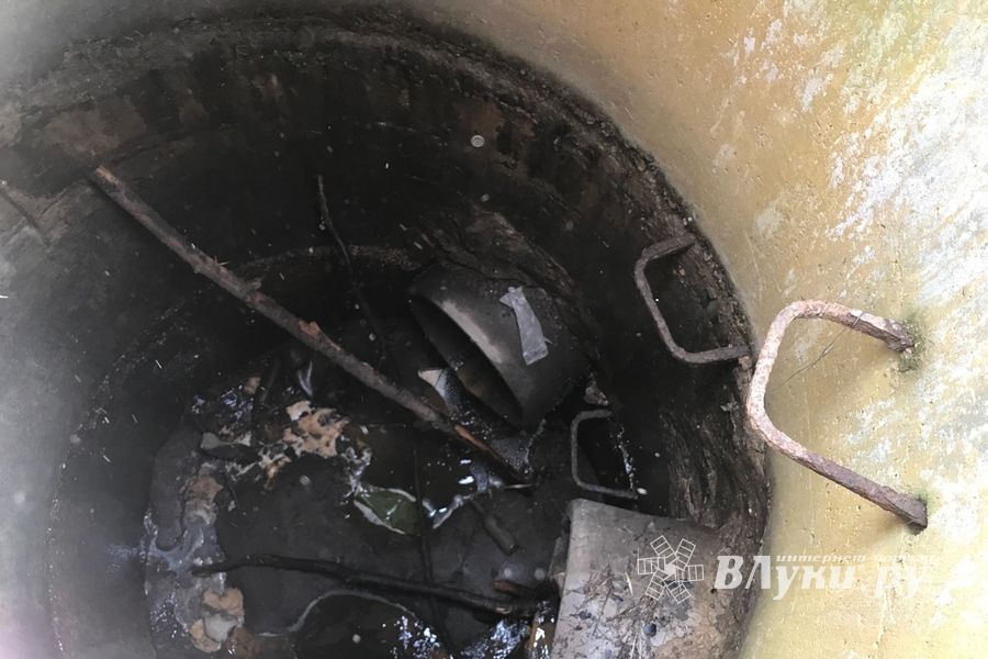 Великолучане обеспокоены появлением опасной дыры возле школы № 13 (ФОТО)