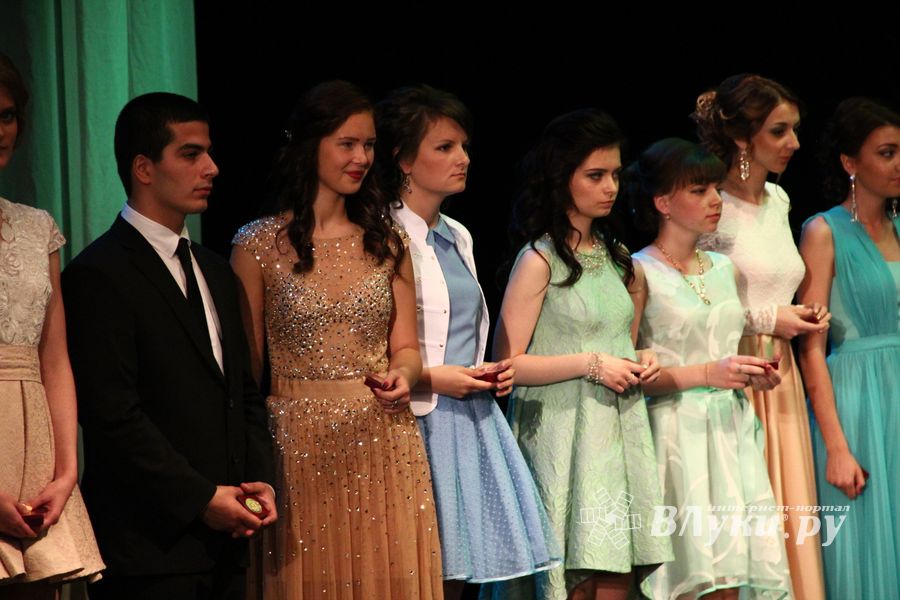 Великолуких выпускников наградили (ФОТО)