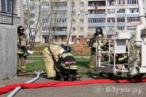 В Великих Луках прошли соревнования пожарных расчетов