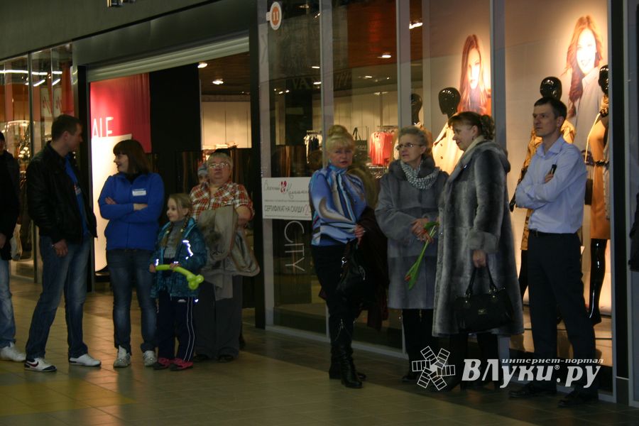 Торговый центр «Апельсин» поздравил прекрасных дам с праздником весны