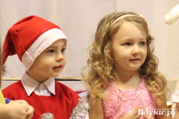 Новогодние утренники в Великих Луках продолжаются (ФОТО)
