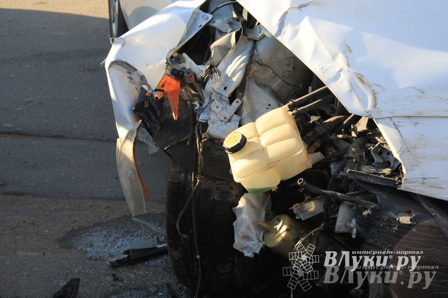 В Великих Луках столкнулись Мерседес и Мазда (фото)