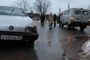 В Невеле пьяный водитель врезался в скорую помощь, а после покинул место ДТП (фото)