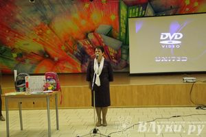 100 будущих первоклассников Великих Лук получили в подарок рюкзаки и школьные принадлежности