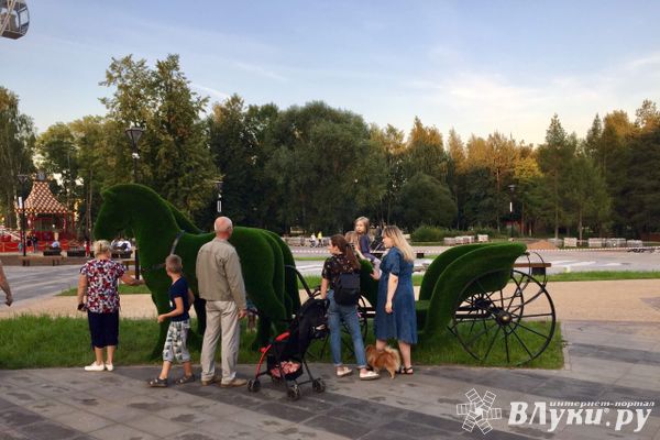 Парк культуры и отдыха наполняется арт-объектами и великолучанами (ФОТО)