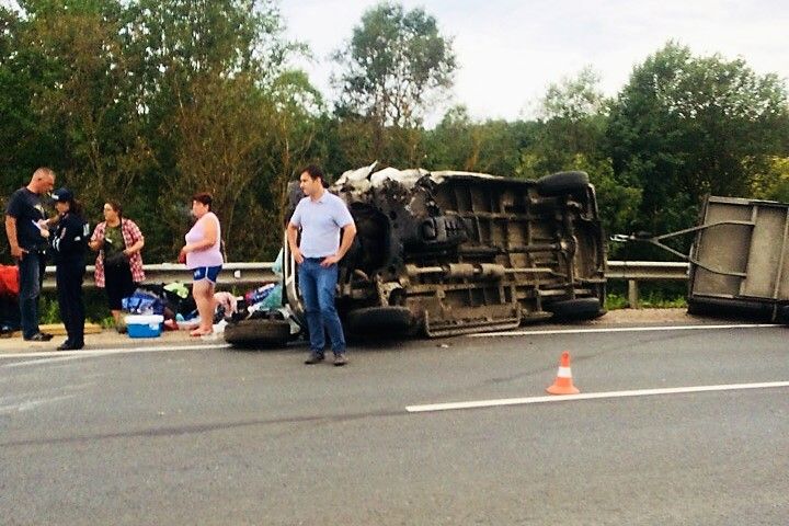 В Великолукском районе столкнулись три легковых автомобиля и один грузовой