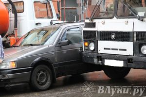 В Великих Луках столкнулись Фольксваген и ПАЗ (ФОТО)