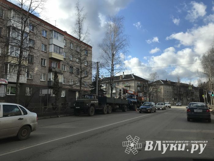 На проспекте Гагарина восстанавливают сбитые автомобилями столбы (ФОТО)