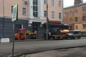 На ул. Некрасова в Великих Луках появился новый асфальт, на здании городской администрации — штукатурка (ФОТО)