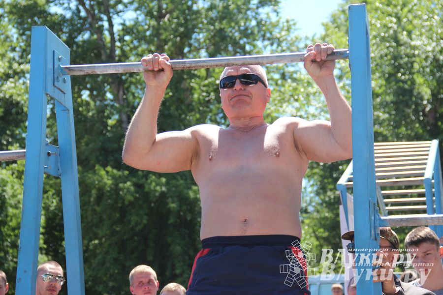 В Великих Луках состояли соревнования по подтягиванию на турнике (фото)