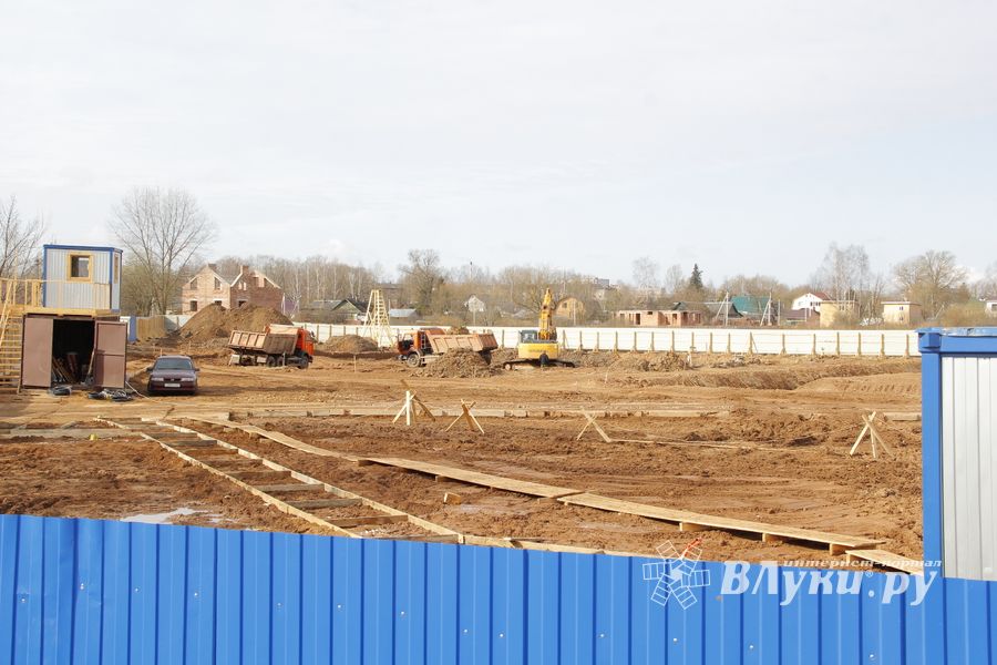 На стройплощадке нового физкультурного комплекса завершена разработка котлована под здание ледового катка