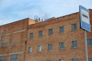 Пожар тушат на Великолукской мебельной фабрике (ФОТО)