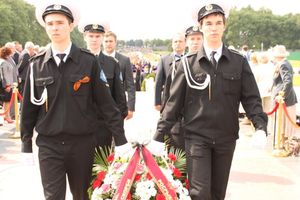В День памяти и скорби сотрудники Северо-Западного теруправления Росрыболовства возложили цветы на мемориальном кладбище (фото)