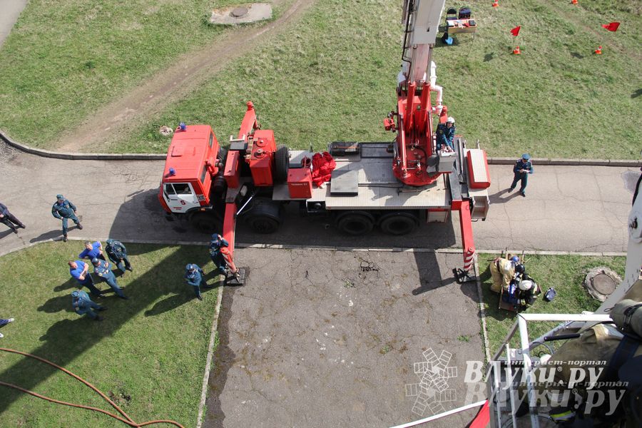 В Великих Луках прошли соревнования пожарных расчетов