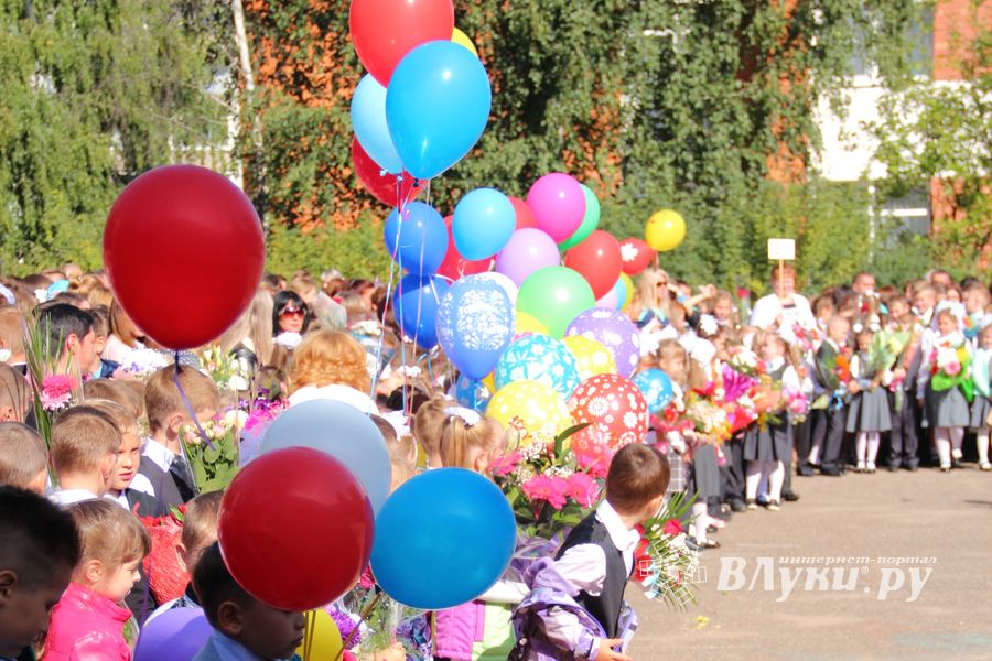 Самую многочисленную школу Великих Лук пополнили 116 первоклассников (ФОТО)