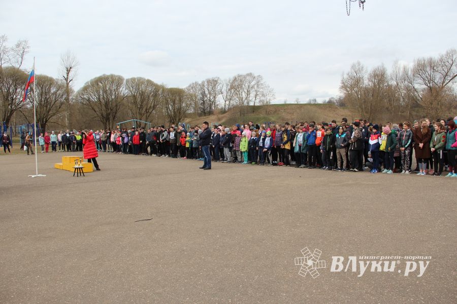 В Великих Луках прошёл легкоатлетический кросс (ФОТО)