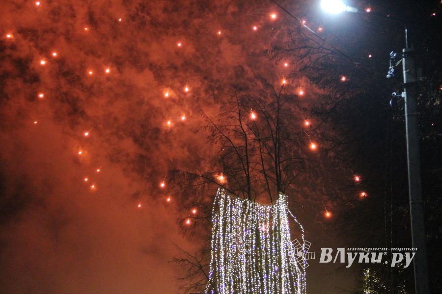 Новогодний салют прогремел Великих Луках (ФОТО)