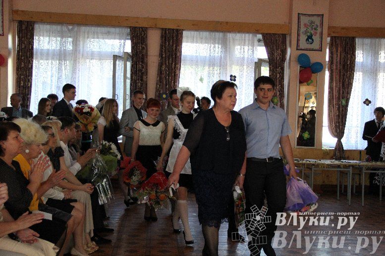 В Великих Луках прозвенели «Последние звонки»