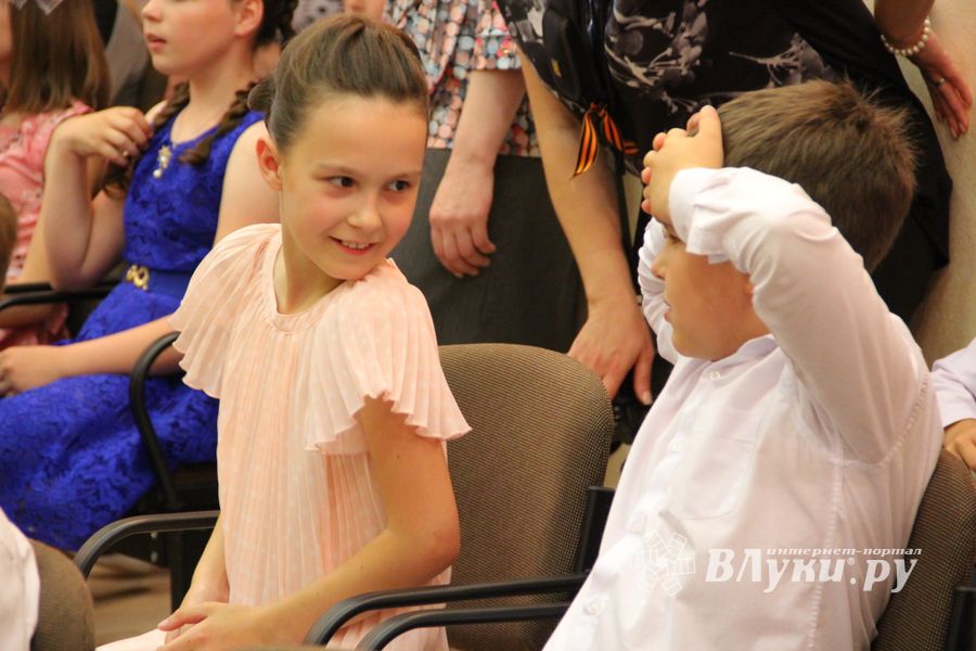 В школе №13 чествовали вчерашних учеников начальной школы (ФОТО)