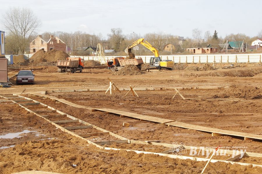 На стройплощадке нового физкультурного комплекса завершена разработка котлована под здание ледового катка