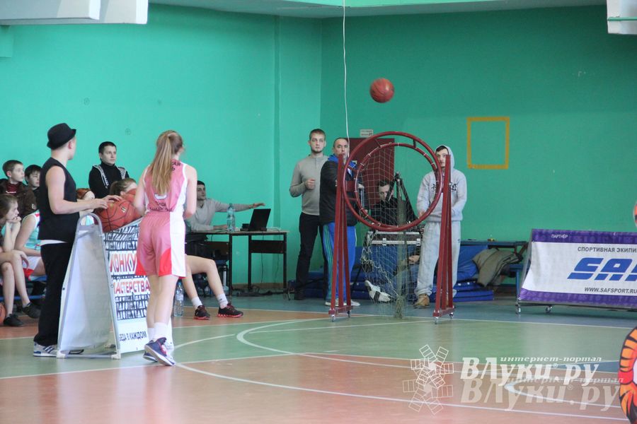 В Великих Луках прошли финальные игры Чемпионата ШБЛ «КЭС-БАСКЕТ» (фото)