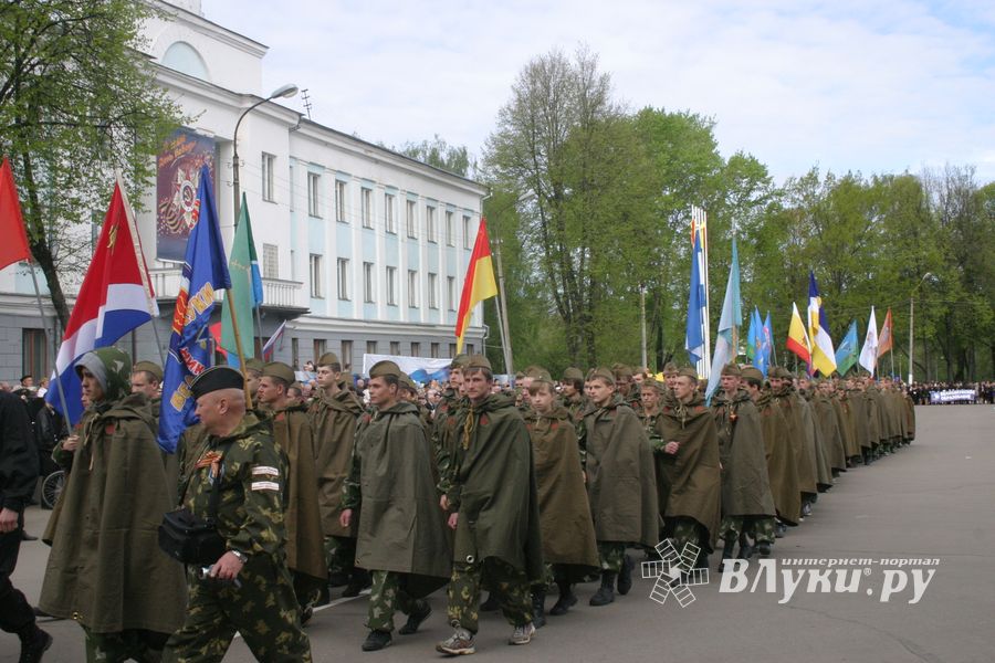 В Великих Луках прошел Военный парад