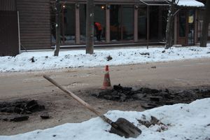 И в оттепель, и в мороз в Великих Луках продолжается ремонт дорог (ФОТО)