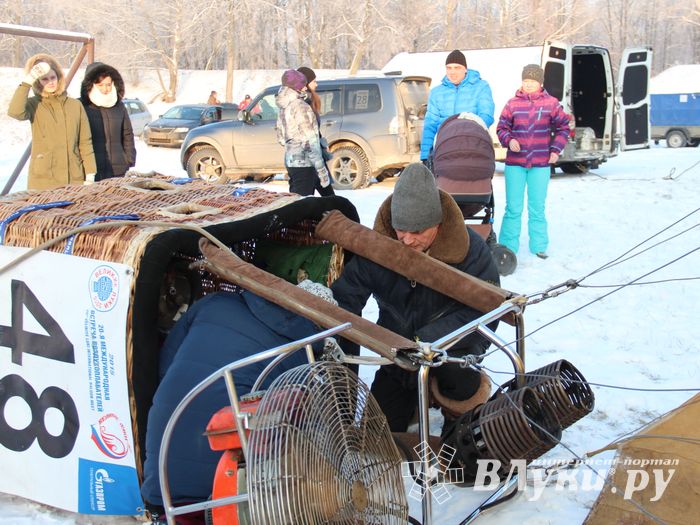 Над Великими Луками взлетели «Яблоки на снегу» (фото)