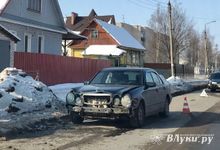 Два Мерседеса столкнулись в Великих Луках (ФОТО)