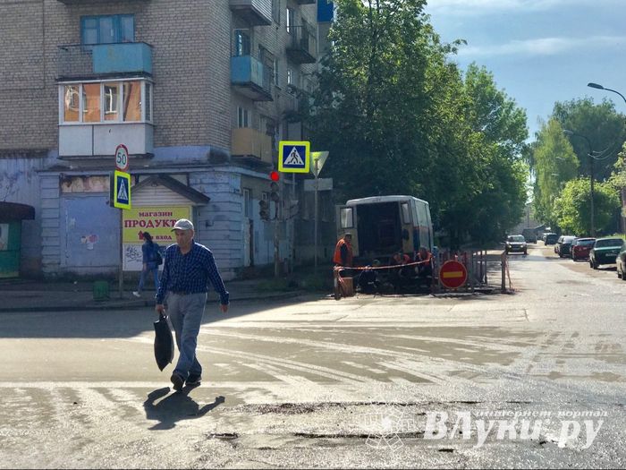 На Первомайской в Великих Луках ведутся ремонтные работы (ФОТО)