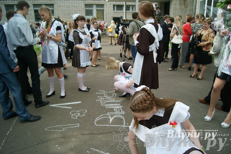 «Последний звонок» в школах Великих Лук