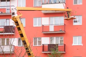 В Великих Луках доделывают капитальные ремонты домов (ФОТО)