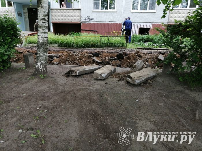 На улице Щорса благоустраивают двор (ФОТО)