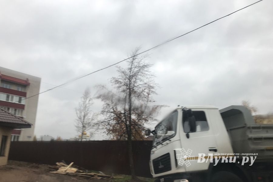 В проезде Нелидовском провалился КамАЗ (ФОТО)