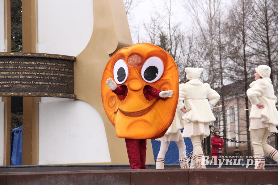 В Великих Луках сожгли Масленицу (фото)