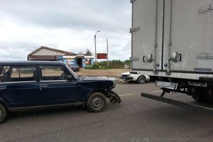 ДТП на Дружбе: фура и «четверка» (ФОТО)