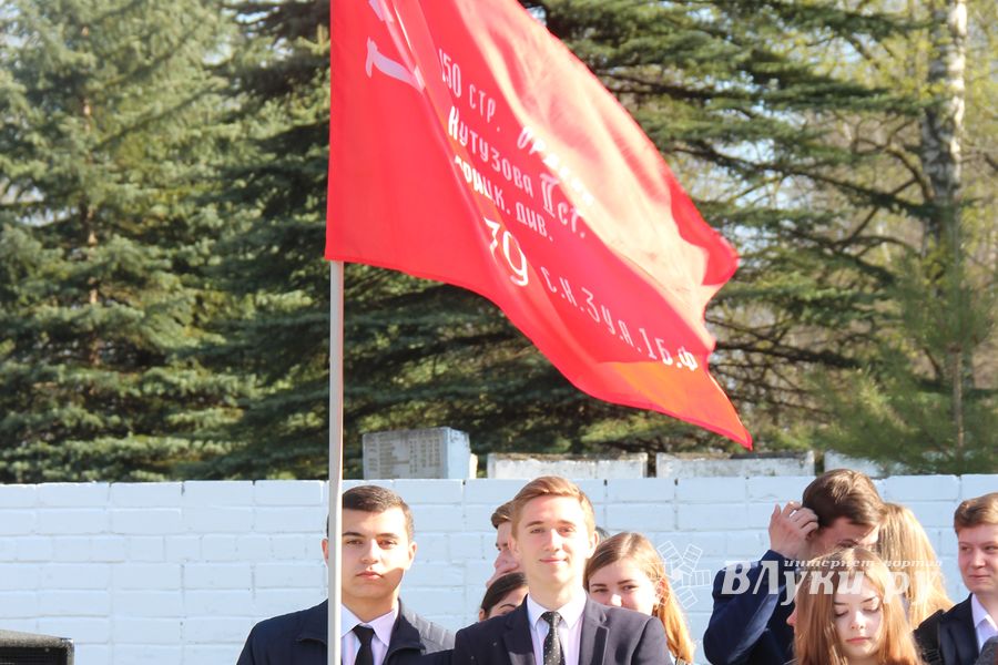 Ученики лицея №11 возложили цветы к могилам Братского кладбища (ФОТО)
