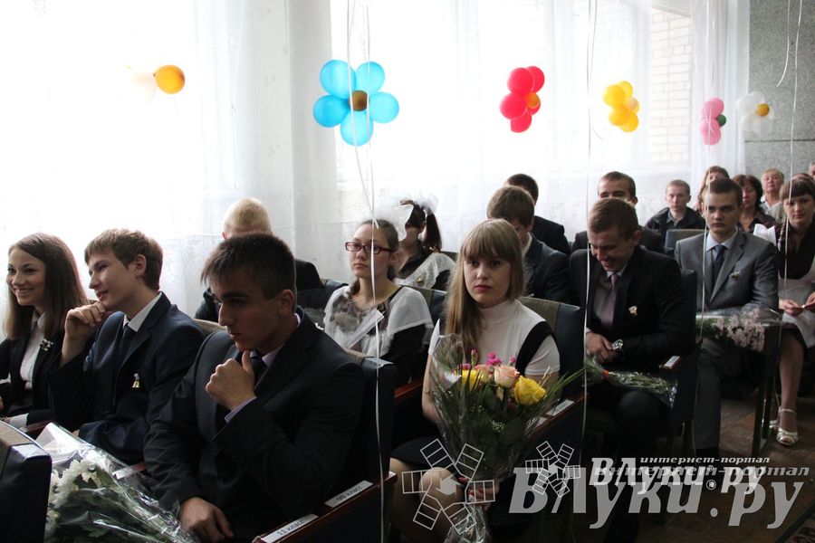 «Последний звонок» в школах Великих Лук