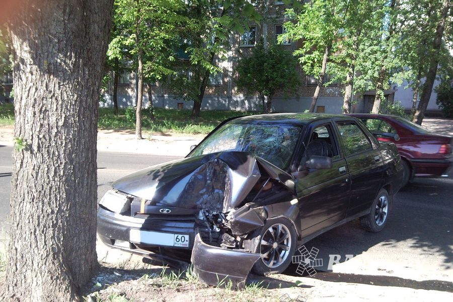 В Великих Луках ВАЗ-2110 столкнулась с «Тойотой» и врезалась в дерево (ФОТО)