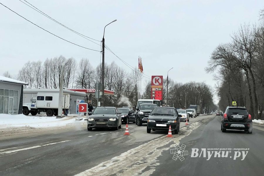 На Гагарина из-за ДТП затруднено движение транспорта (ФОТО)