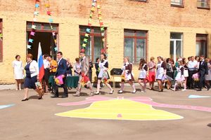 В Великих Луках прозвенели «последние» звонки (ФОТО)