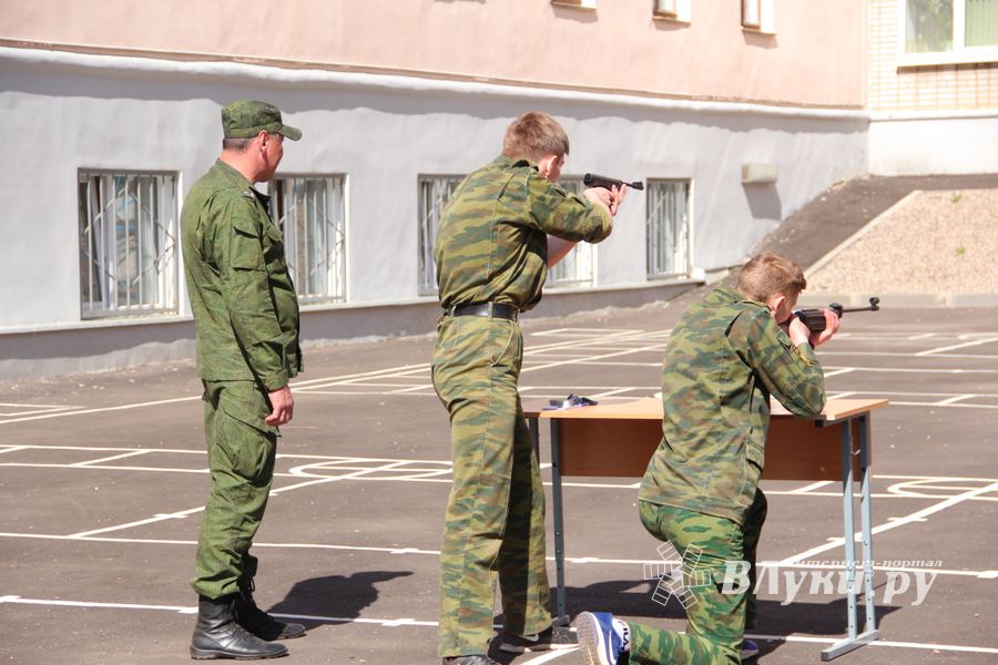 В Великих Луках в 10 лицее «освободили» заложников (ФОТО)
