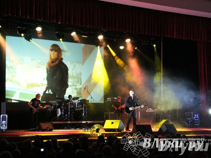 В Великих Луках состоялся концерт Дениса Майданова