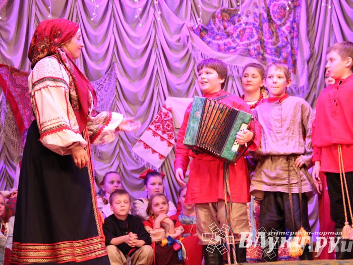 Рождественский концерт ансамбля «Заряница» прошел в Великих Луках (фото)